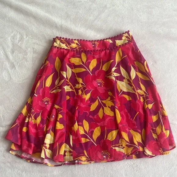 Bebe waistband trim detail printed flowery godet skirt Size 0 NEW WITH TAGS* - Picture 4 of 5
